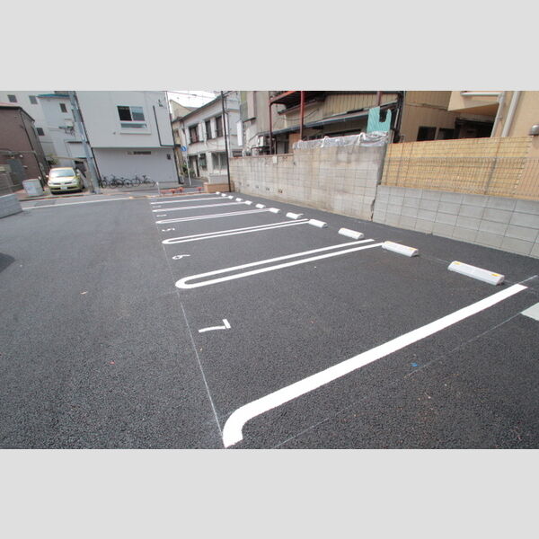 駐車場 (駐車しやすい平置き駐車場完備)