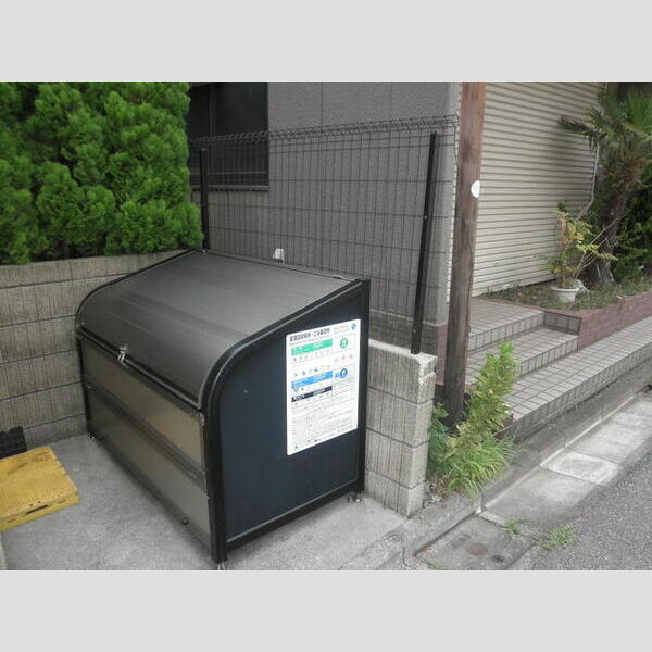 現地周辺 (清潔感のあるゴミストッカー!)