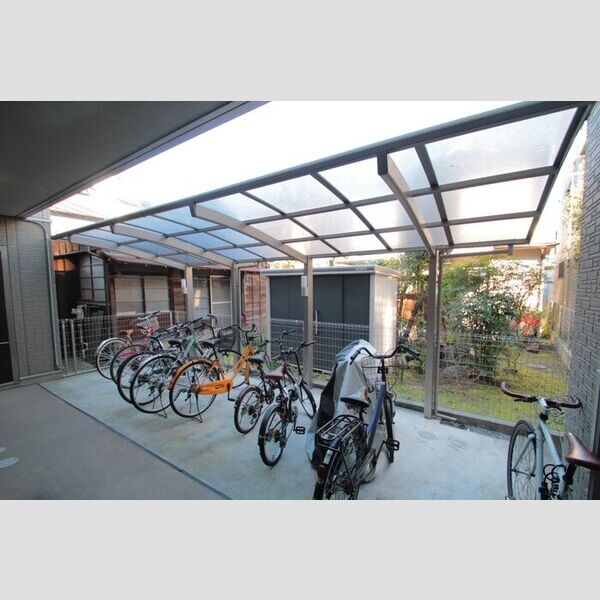 現地周辺 (屋根付きの駐輪場!)