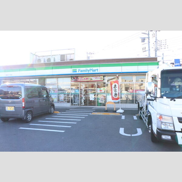 現地周辺 (ファミリーマート西加平一丁目店(約114m))