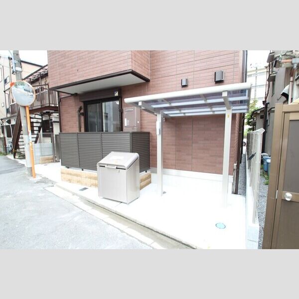 現地周辺 (屋根付きの駐輪場!)