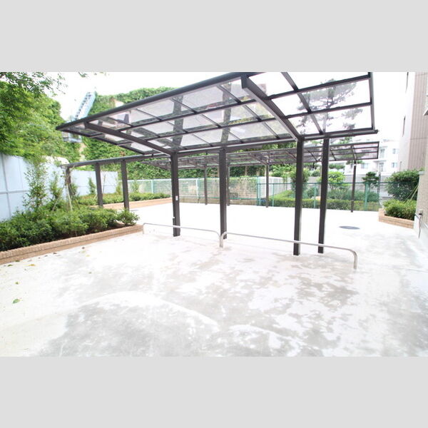 現地周辺 (駐輪場には屋根が付いています!)