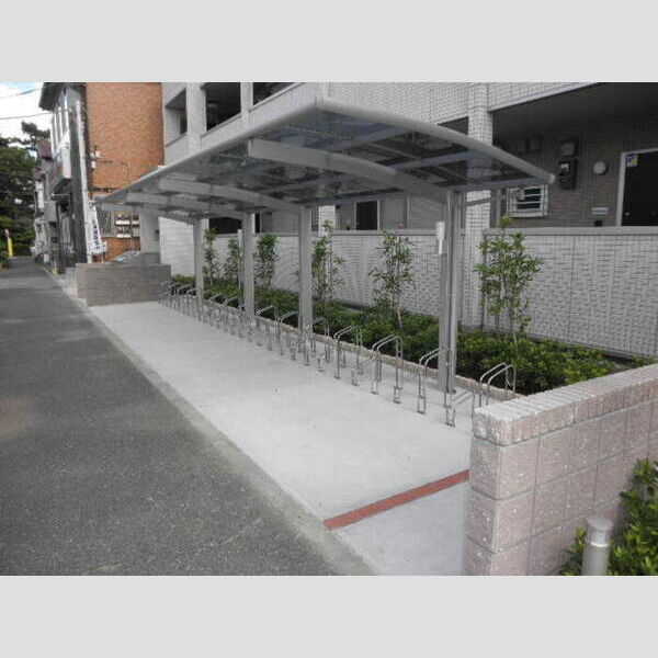 現地周辺 (駐輪場には屋根が付いています♪)