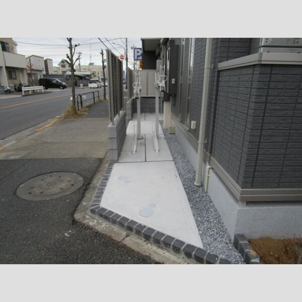 現地周辺 (歩道側)