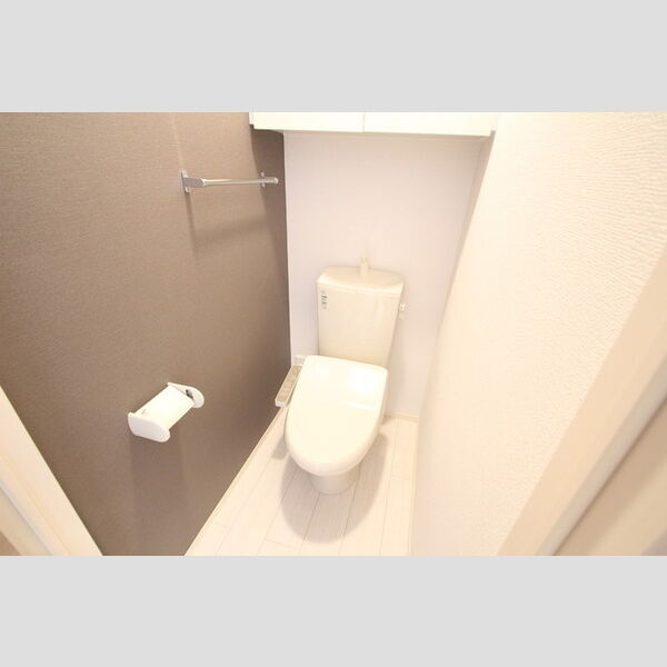 トイレ (温水洗浄暖房便座付きトイレにはアクセントクロスを採用!)
