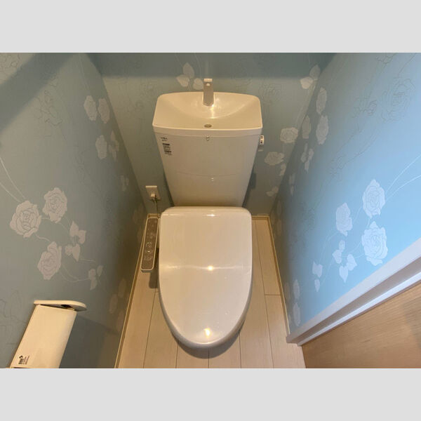 トイレ (トイレは温水洗浄暖房便座!)