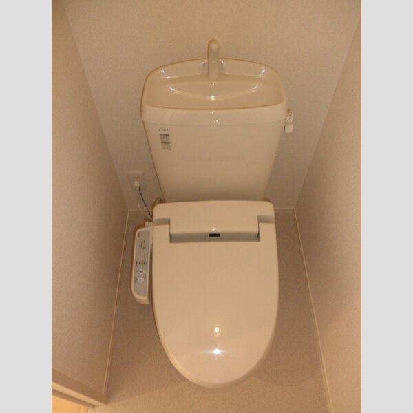 トイレ (トイレは温水洗浄暖房便座!)
