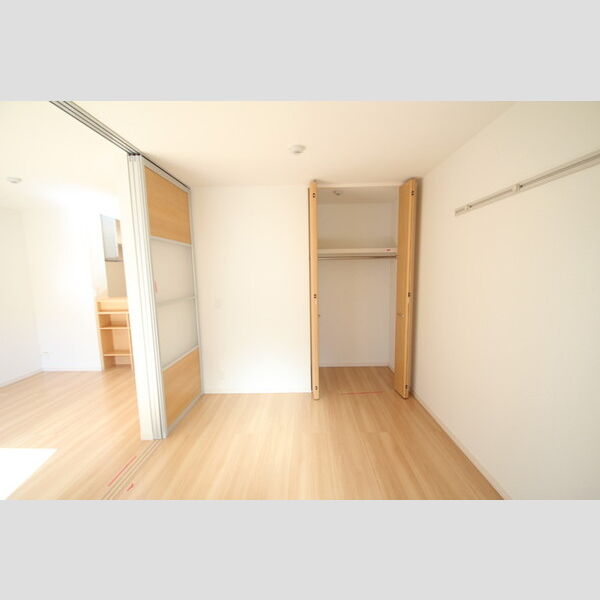 その他 (洋室には収納スペースがあります!)