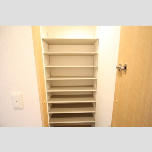 玄関 (玄関には大容量のシューズボックス!)