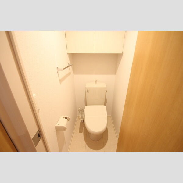 トイレ (トイレは温水洗浄暖房便座!)