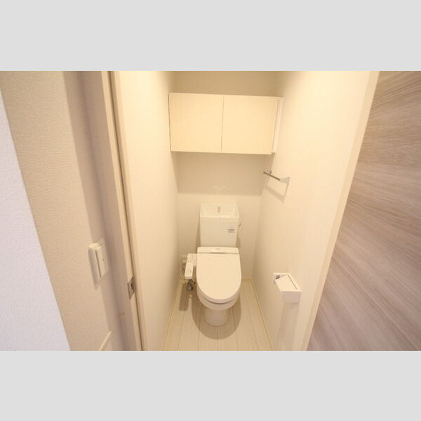 トイレ (トイレは温水洗浄便座付き!)