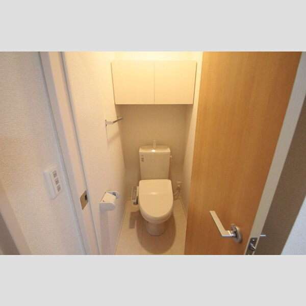 トイレ (トイレは温水洗浄暖房便座!)