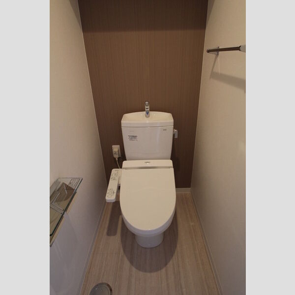トイレ (トイレは温水洗浄暖房便座!)