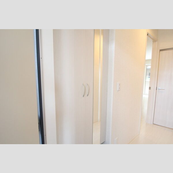 玄関 (ミラー付のシューズボックス!)