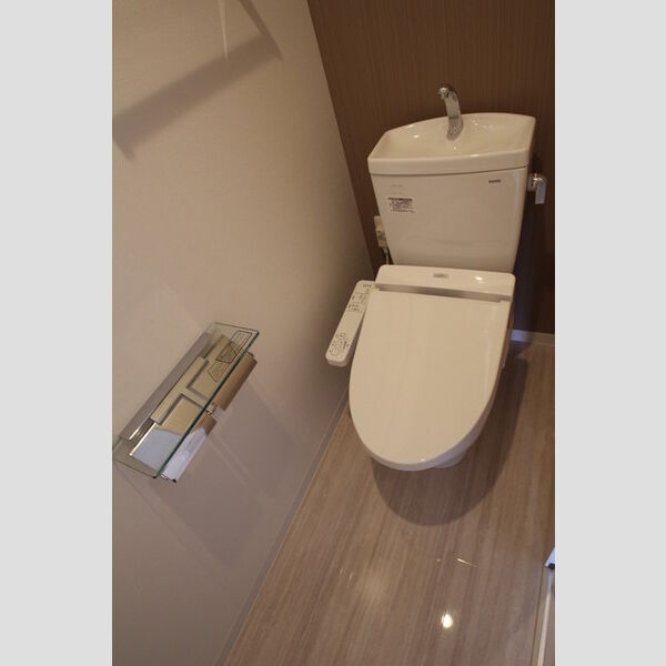 トイレ (トイレは温水洗浄暖房便座!)
