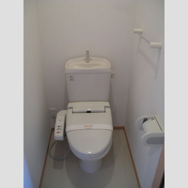 トイレ (トイレは温水洗浄暖房便座!)