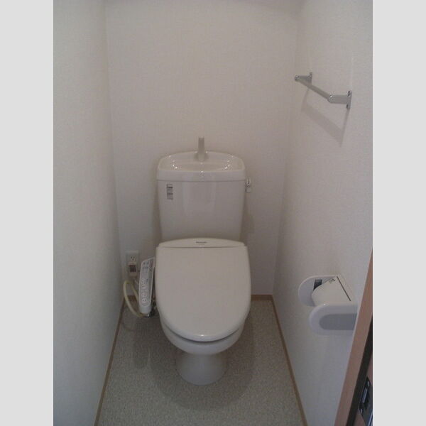 トイレ (トイレは温水洗浄暖房便座!)