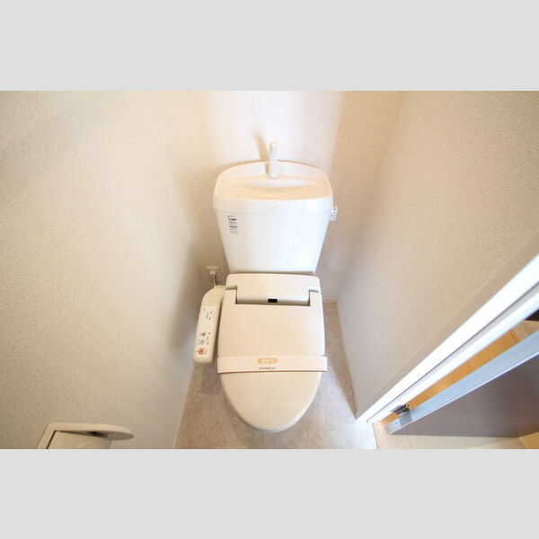 トイレ (トイレは温水洗浄暖房便座!)