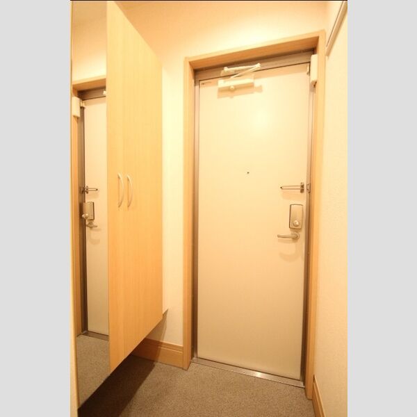 玄関 (玄関には姿見ミラー付きのシューズBOX!)