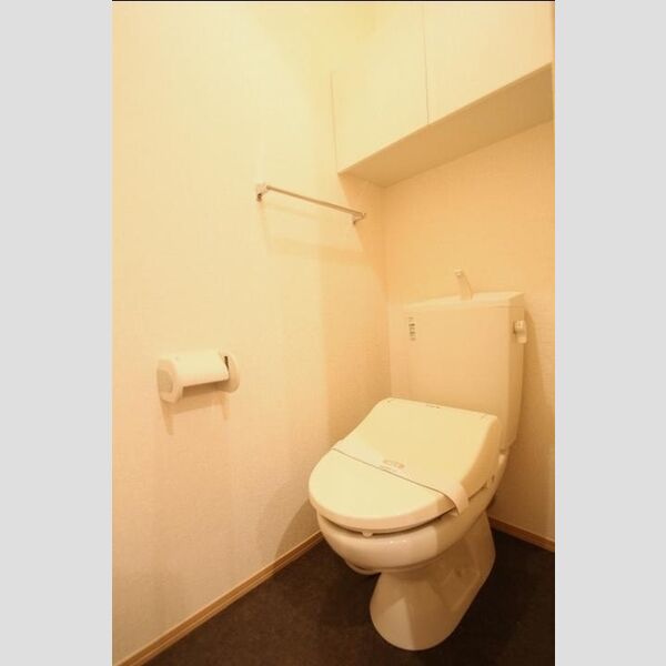 トイレ (トイレは温水洗浄暖房便座!)