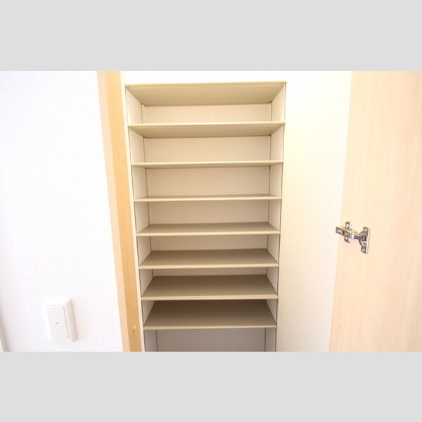 玄関 (玄関にはシューズクロークがあります!)