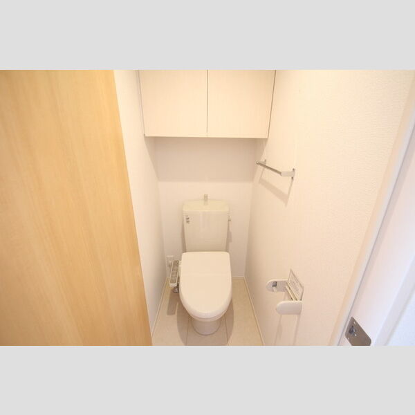 トイレ (トイレは温水洗浄暖房便座!)