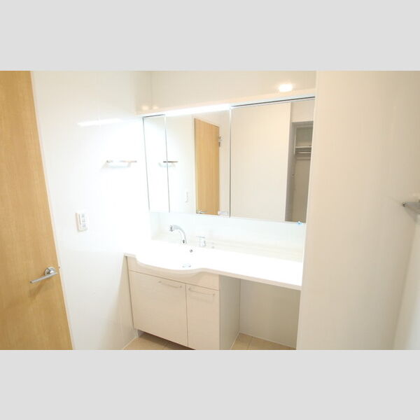 洗面所 (ワイド3面ミラーの洗髪洗面化粧台♪)