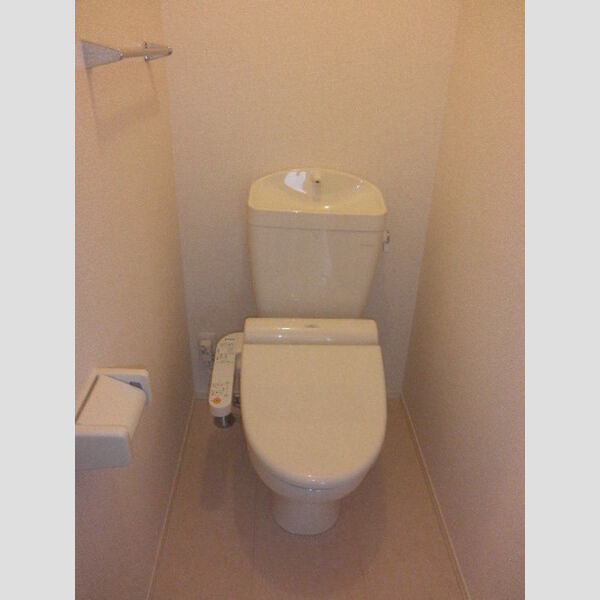 トイレ (トイレは温水洗浄便座付き♪)