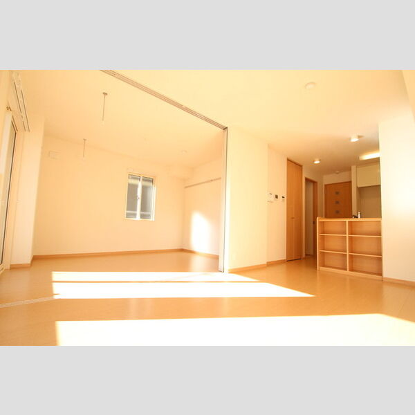 その他 (南側洋室には室内物干しが付いているので雨の日でも安心♪)