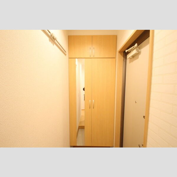 玄関 (玄関にはミラー付シューズボックス!)