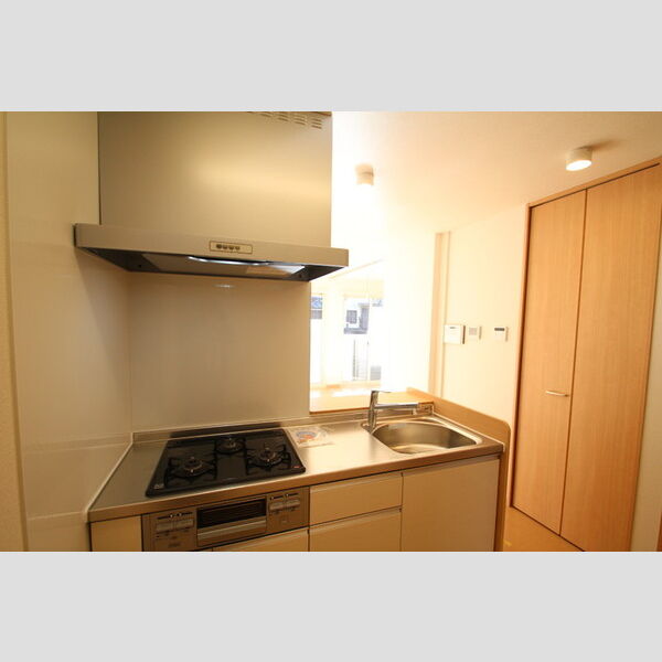 キッチン (キッチンはガス3口グリル付き!)