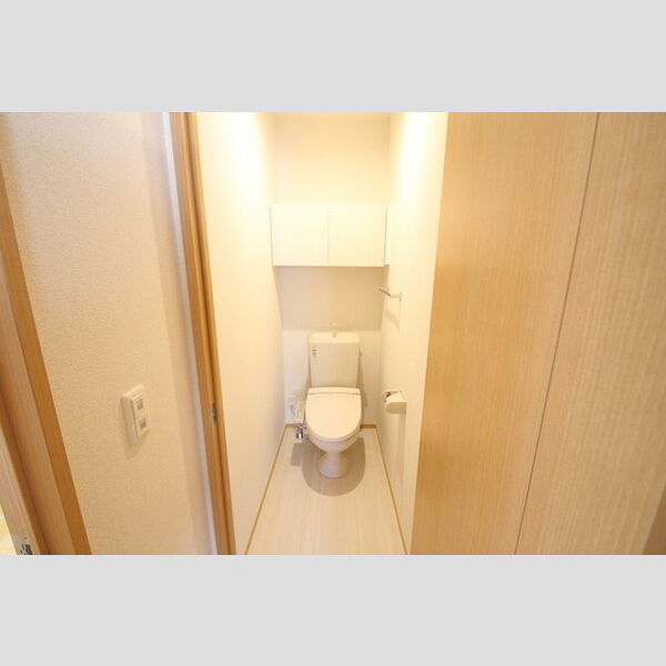 トイレ (トイレは温水洗浄便座付き♪)