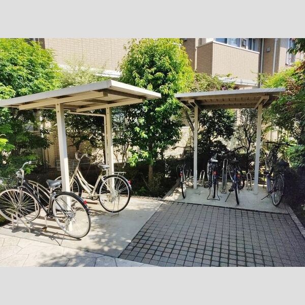 現地周辺 (屋根付き駐輪場)