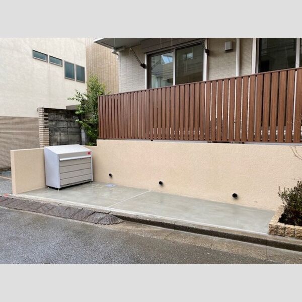 現地周辺 (敷地内ゴミ置き場)