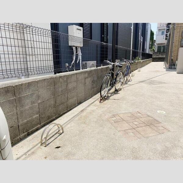 現地周辺 (駐輪場)