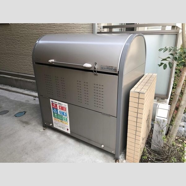 現地周辺 (敷地内ゴミ置き場)
