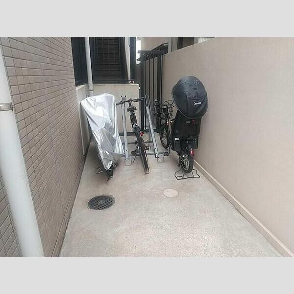 現地周辺 (駐輪場)