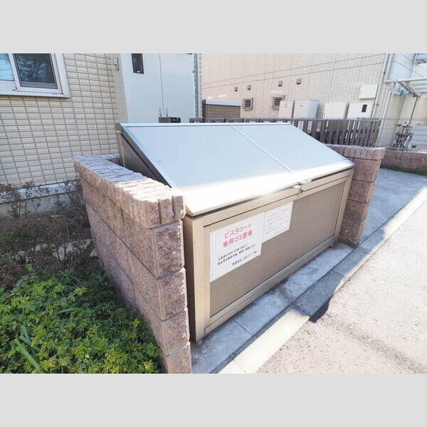 現地周辺 (敷地内ごみ置き場)