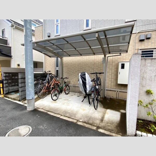 現地周辺 (屋根付き駐輪場)