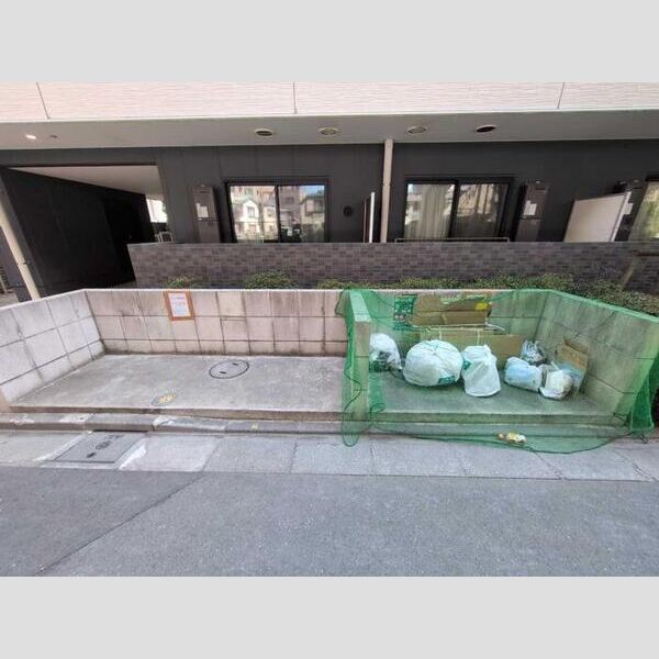 現地周辺 (ゴミ置場)