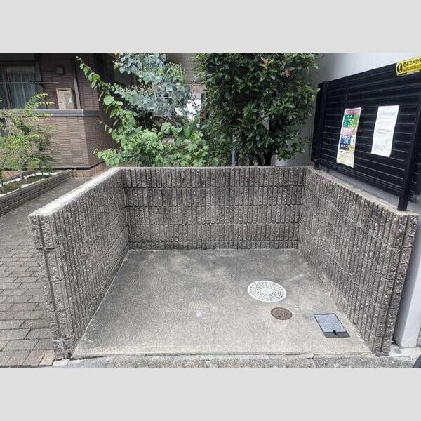 現地周辺 (ごみ置き場)