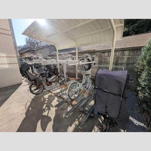 現地周辺 (駐輪場)