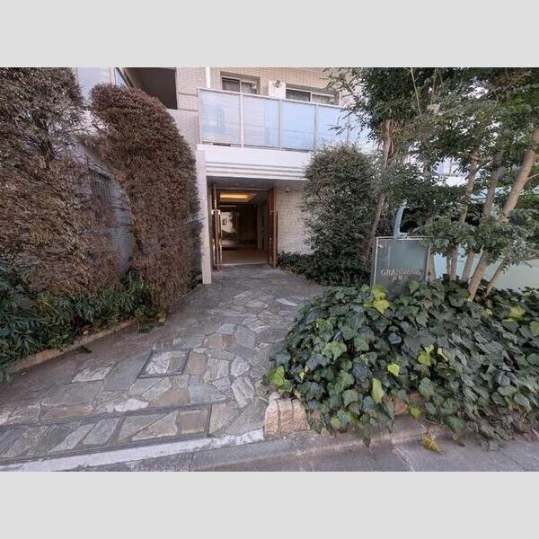 エントランス (エントランス)