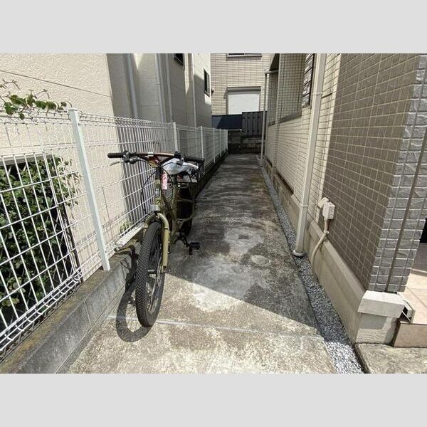 現地周辺 (駐輪場)
