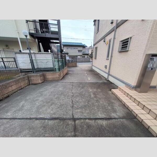 建物外観 (エントランス)