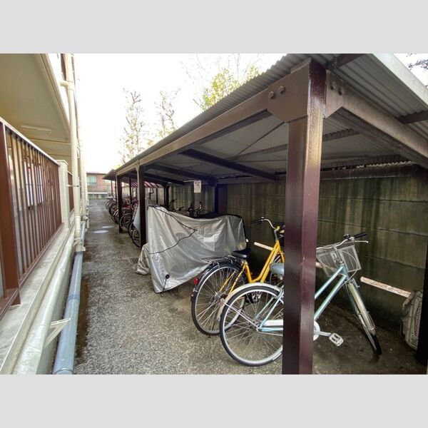 現地周辺 (屋根付き駐輪場)