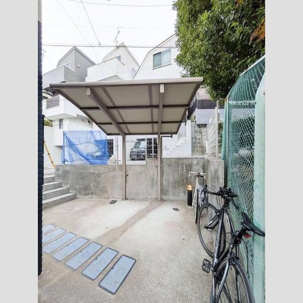 現地周辺 (駐輪場)