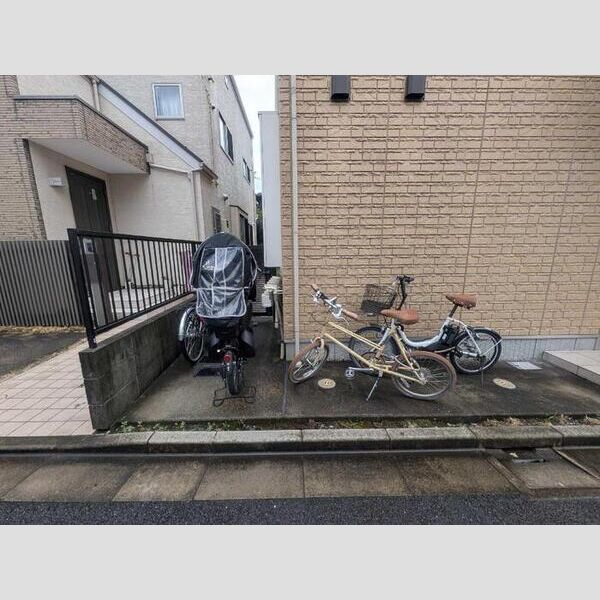 現地周辺 (駐輪場)