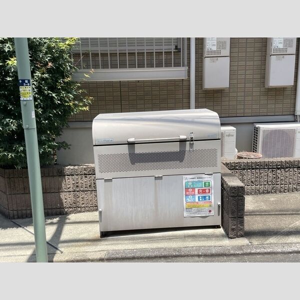 現地周辺 (ごみ置き場)