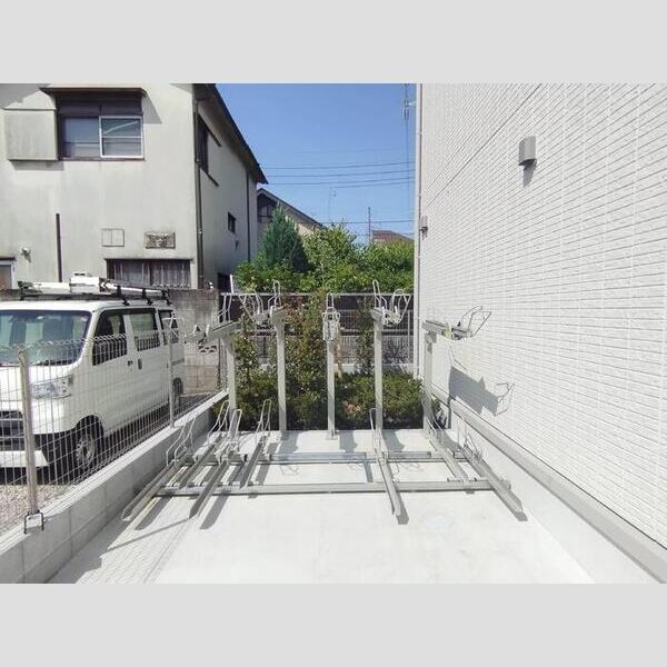 現地周辺 (駐輪場)